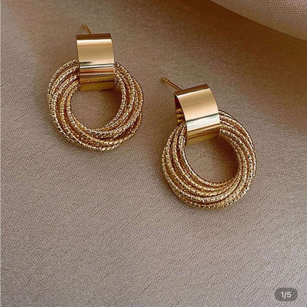 Elegant Gold Hoop Earrings